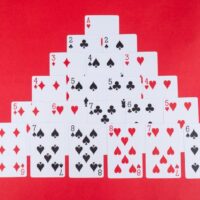 Ways to play pyramid solitaire