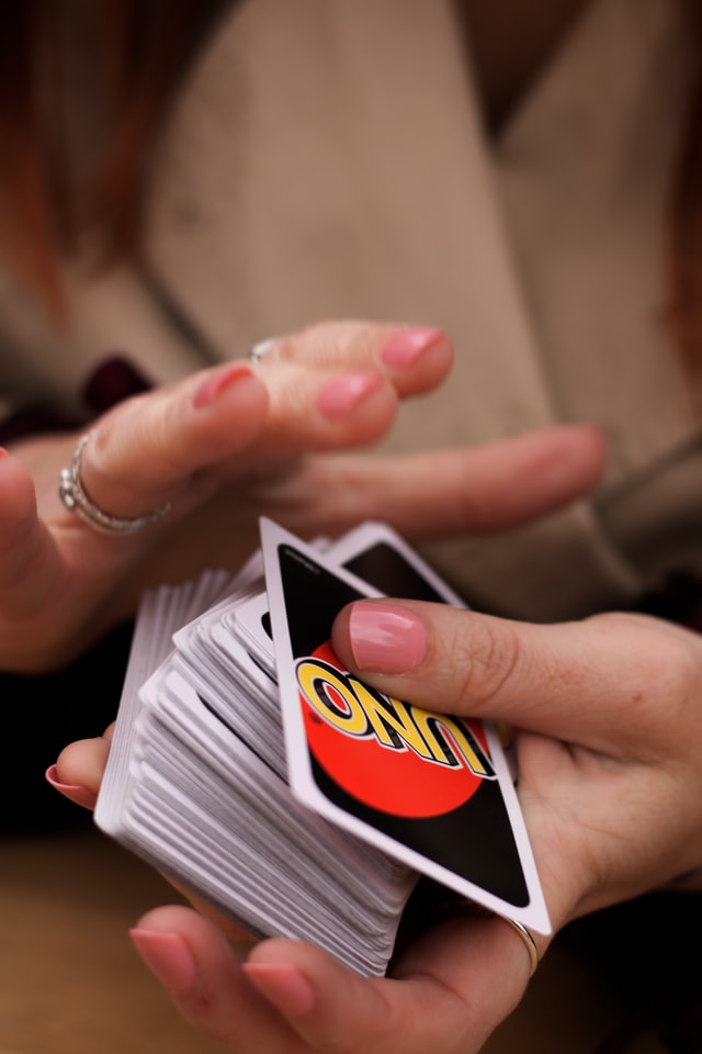 What does shuffle hands mean in UNO?